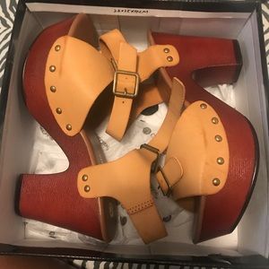 Tan chunky Sandle heel